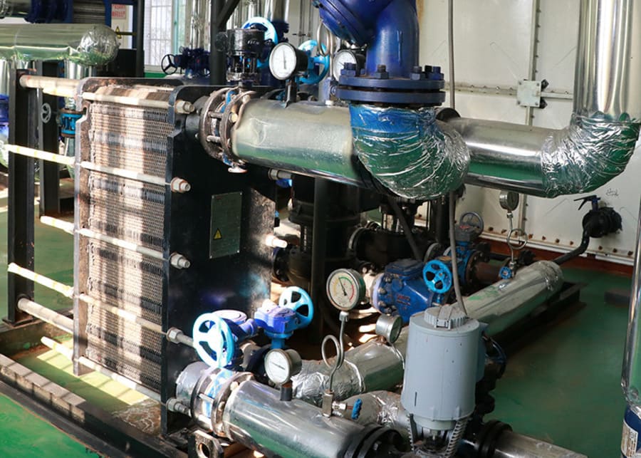 Plate heat exchanger in a milking parlor
