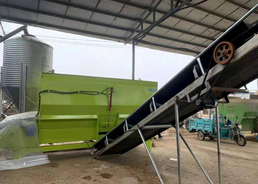 Cattle Feeding in Summer TMR feed mixers for cattle