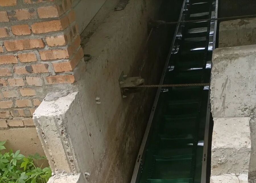 Deep concrete trench for sheep manure conveyor and urine drainage