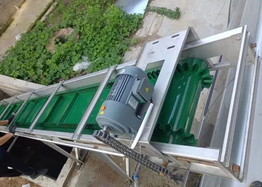 High power motor and chain drive on a durable sheep manure conveyor