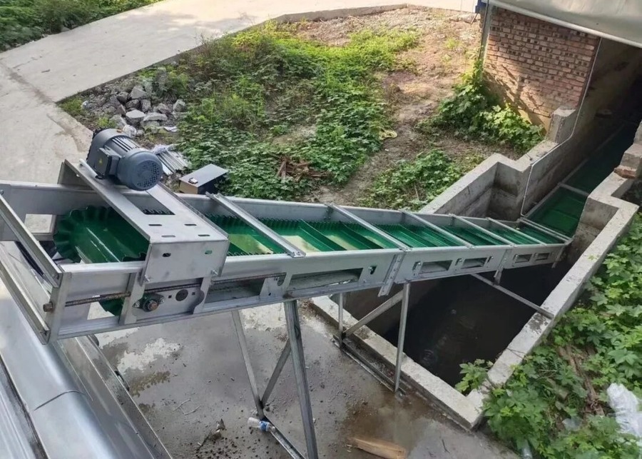 Custom designed sheep manure conveyor installed in a specific farm pit