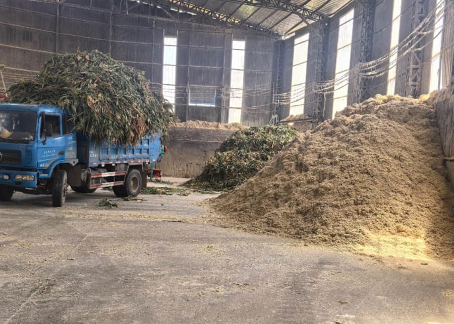 Local raw materials and mixed feed prepared in a large-scale farm storage facility
