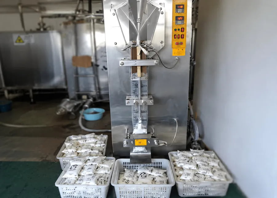 Small-scale pouch packaging machine and pasteurized milk filling equipment for start-up dairy farms