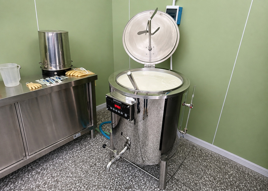 Stainless steel vertical cooling tank with digital temperature control for yogurt cooling and refrigerated storage