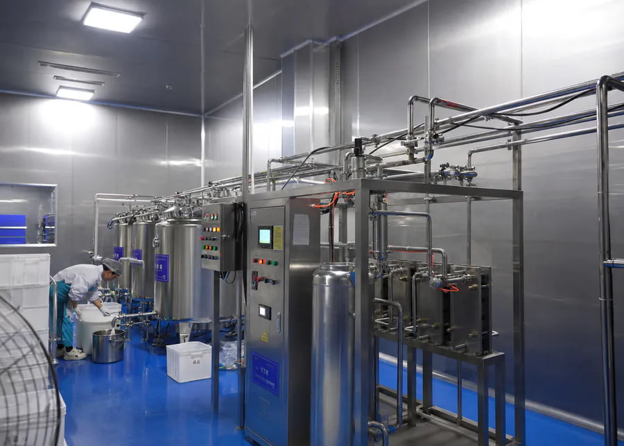 Stirred yogurt processing line and temperature control system to prevent whey separation